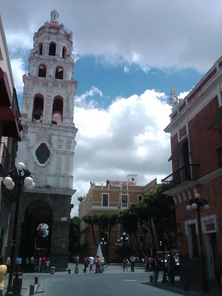 Los testigos mudos del movimiento Revolucionario, la Iglesia de la Compañía y Carolino (Izq.), Hotel Colonial (Der. en Amarillo))