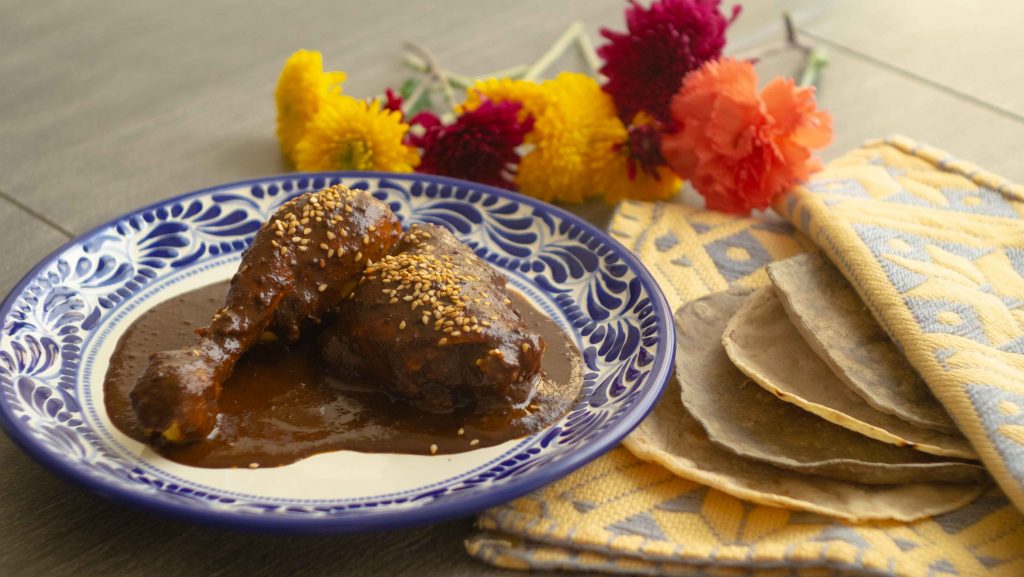 ¡Prepárate un mole y luego nos invitas! Aprende a preparar mole